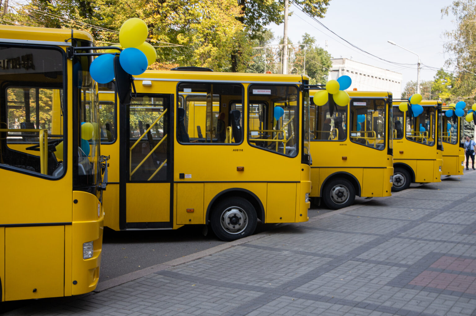 От этой остановки автобусы поворачивали направо к заводу а потом ехали по самым окраинным улицам