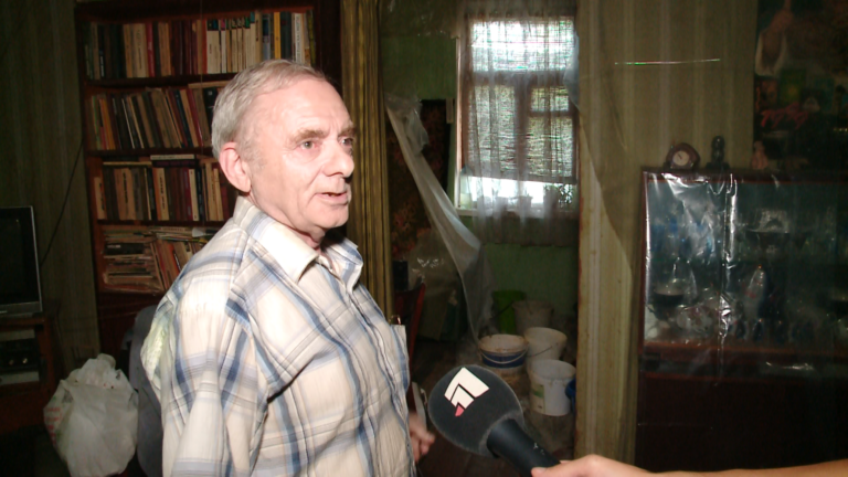 Зруйнували дах та забили труби - пенсіонера намагаються виселити з будинку в середмісті