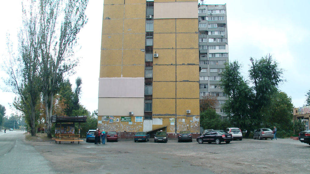 Десятки років не освітлюється ділянка навколо будинку по вулиці Малиновського, 60