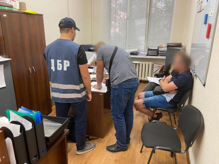 Дніпровські поліцейські вимагали хабарі та били громадян