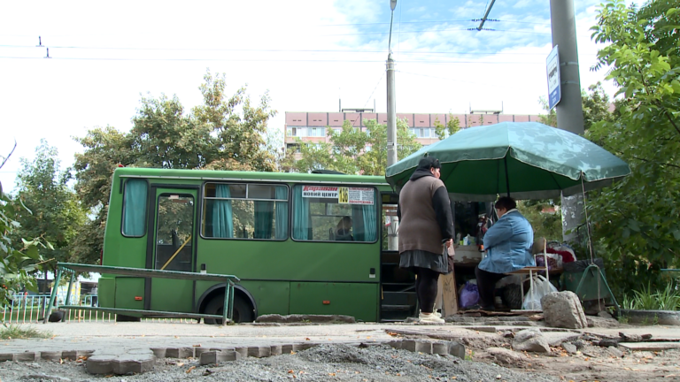 Переписують данні пенсійного посвідчення й лише потім пускають до автобуса