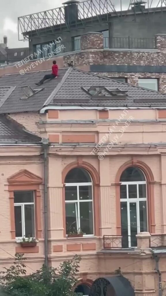 Під час уроків учень видерся на дах школи № 21