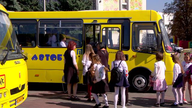 У Кам'янському з'явилися нові трамваї й шкільні автобуси