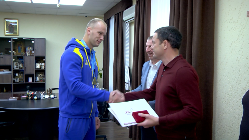 Мер Кам'янського нагородив видатних спортсменів міста