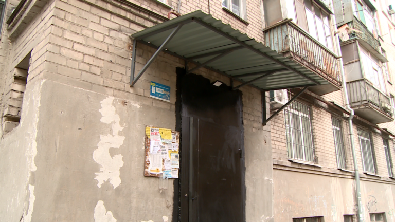 Війна через нові двері. Вхід до під’їзду поміняли, ключі видали не усім