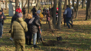 70 молодих яблуньок висадили у "Гагарін-парку"