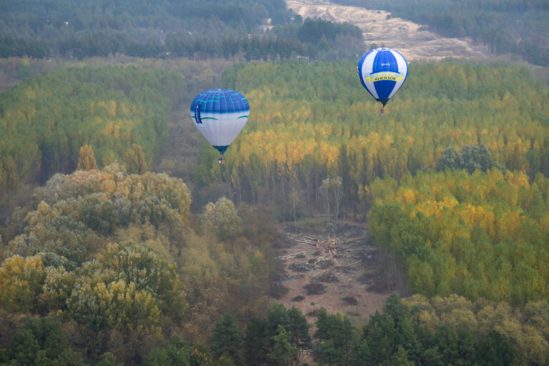 Група ентузіастів підкорила Олешківські піски на  повітряних кулях