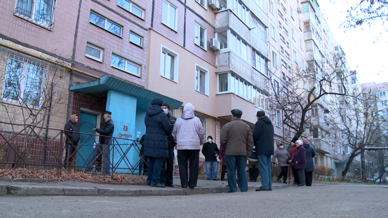Майже місяць мешканці 9-поверхівки на лівобережжі були без ліфтів