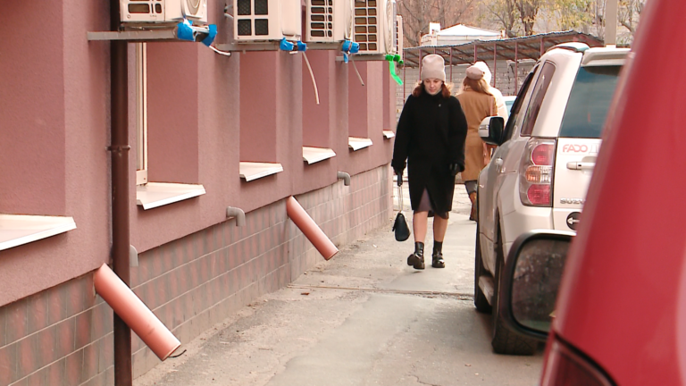 На вулиці Ламаній перехожі потерпають від нахабності водіїв