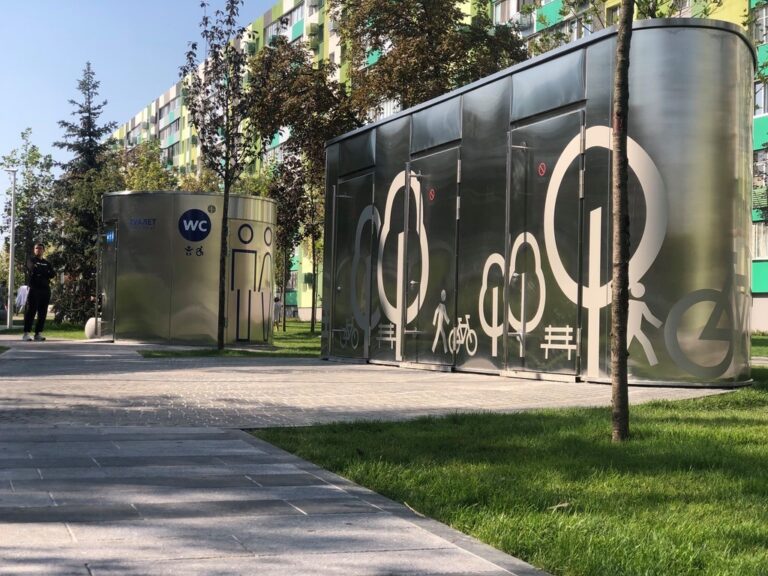 Підлітків, що спаплюжили туалет скверу на Слобожанському, знайшли