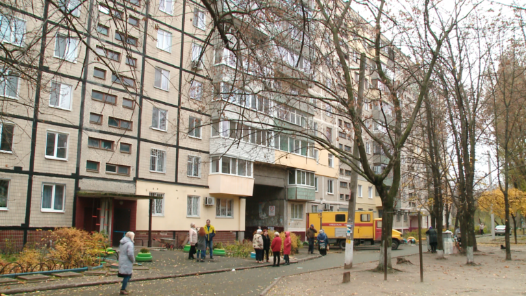 У будинку на Янтарній мешканці живуть без опалення через прорив труби