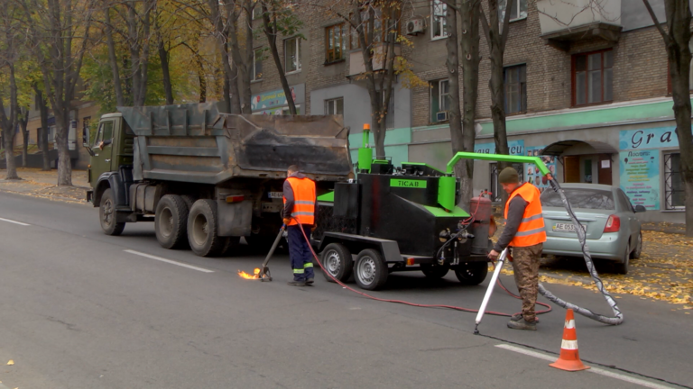 У Кам'янському випробовують нову техніку для ремонту доріг взимку