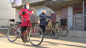 У Таромському соціальні працівники дістаються підопічних велосипедами