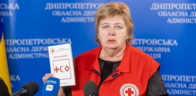 tovarystvo-chervonogo-hresta-ukrayiny-dopomagaye-bizhenczyam-meshkanczyam-garyachyh-tochok-ta-tym-hto-rozshukuye-ridnyh