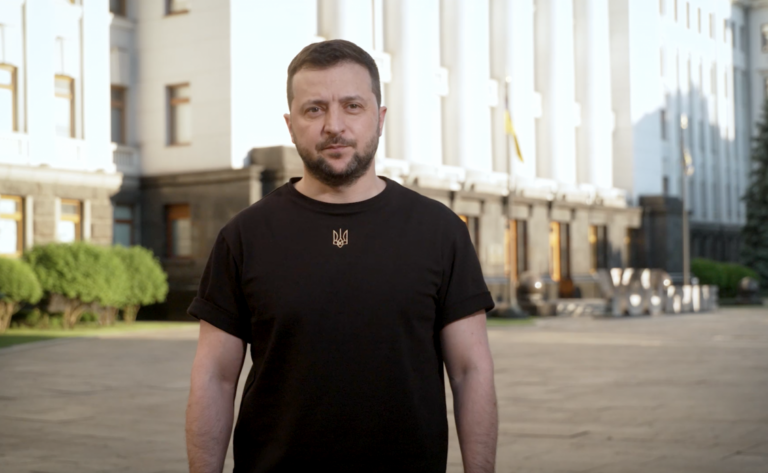 myr-peremoga-ukrayina-try-slova-zadlya-yakyh-my-boremosya-protyagom-uzhe-sta-dniv-pislya-vosmy-rokiv-zvernennya-prezydenta-volodymyra-zelenskogo
