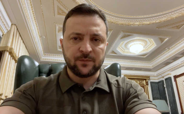v-ukrayinskomu-suspilstvi-mozhut-buty-tilky-ti-hto-zahyshhaye-nashu-nezalezhnist-i-ti-hto-praczyuye-shhob-zabezpechyty-czej-zahyst-zvernennya-prezydenta-ukrayiny
