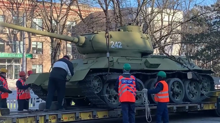 nazhyvo-u-dnipri-demontuvaly-pam-yatnyk-tank