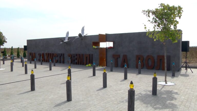 u-kam-yanskomu-vidkryly-memorial-zagyblym-geroyam-na-zahysti-zemli-i-voli