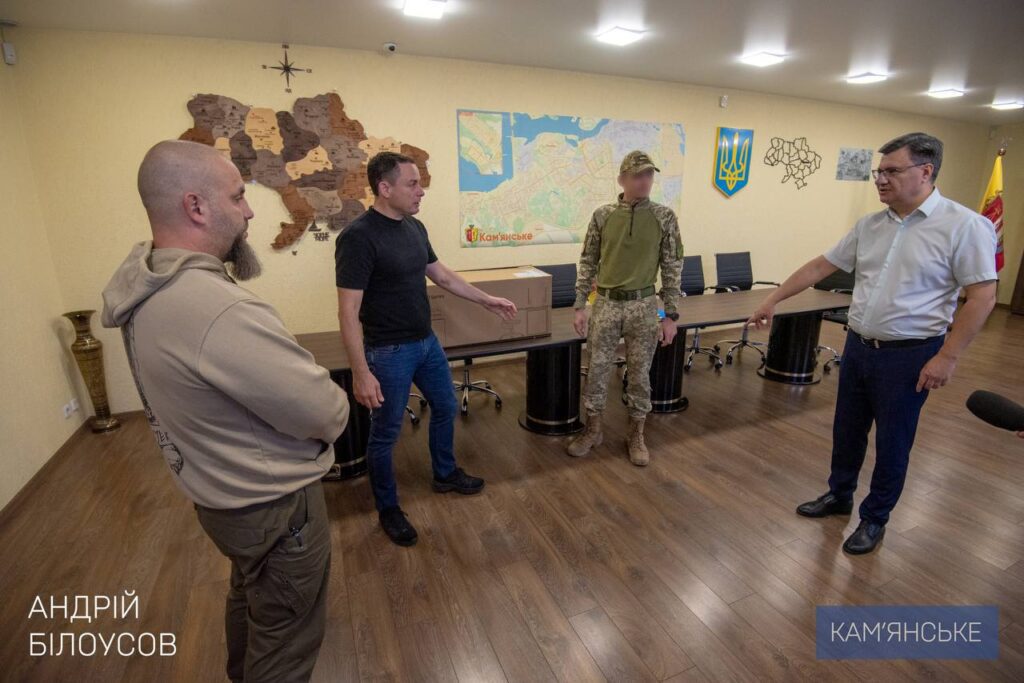 ochilnyk-kam-yanskogo-andrij-bilousov-razom-iz-gromadskymy-organizacziyamy-peredaly-na-front-speczialnyj-prynter-dlya-druku-kart