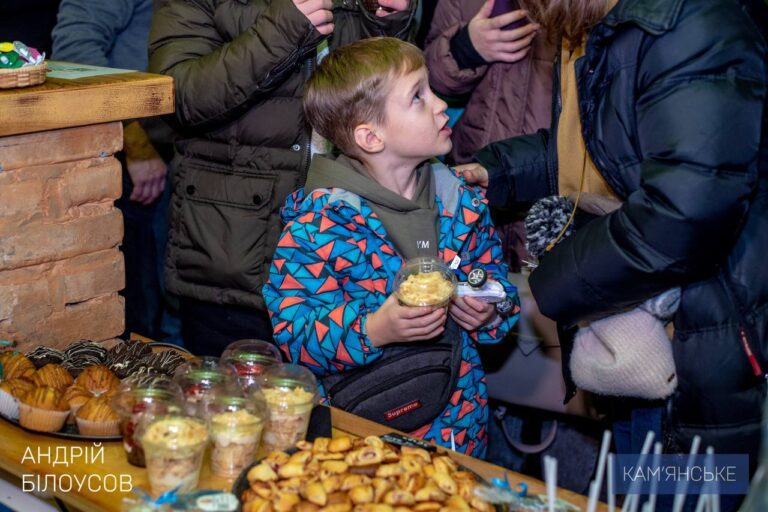 u-kam-yanskomu-vidbuvsya-blagodijnyj-yarmarok-v-inklyuzyvnomu-prostori-barvy