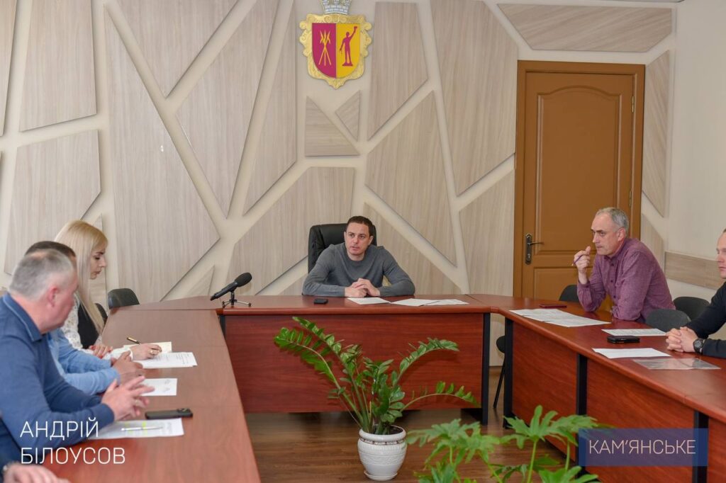 u-kam-yanskomu-provely-zasidannya-shtabu-z-pidgotovky-do-opalyuvalnogo-sezonu-2025-2026-rokiv