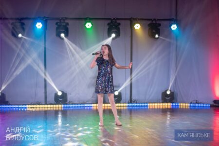 u-kam-yanskomu-do-mizhnarodnogo-dnya-sim-yi-organizuvaly-konczert-dlya-simej-vijskovosluzhbovcziv-ditej-zagyblyh-geroyiv-ta-yunyh-pereselencziv