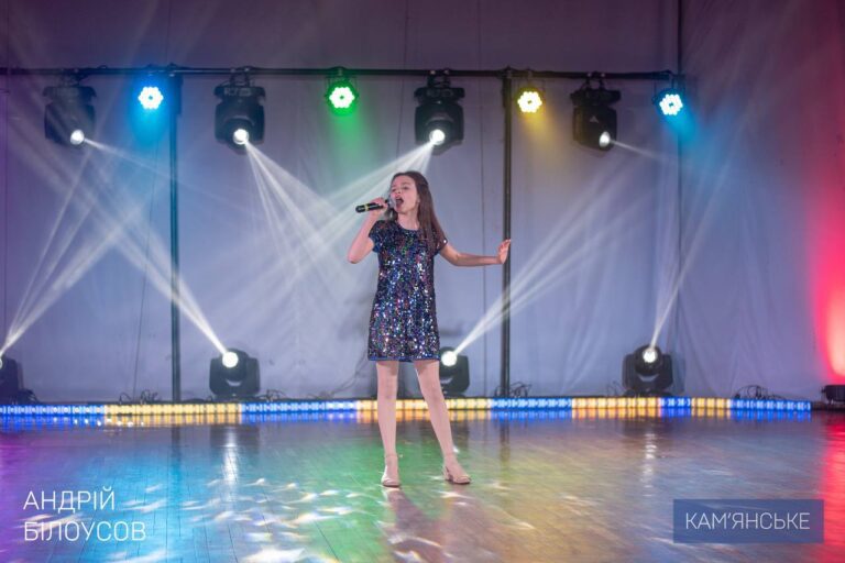 u-kam-yanskomu-do-mizhnarodnogo-dnya-sim-yi-organizuvaly-konczert-dlya-simej-vijskovosluzhbovcziv-ditej-zagyblyh-geroyiv-ta-yunyh-pereselencziv