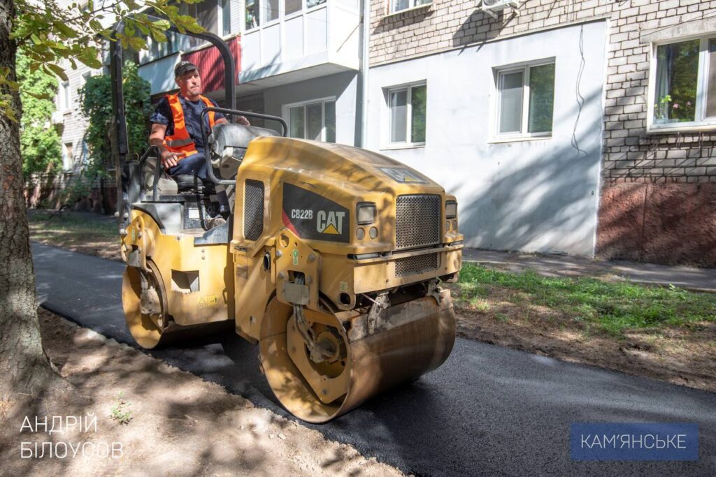 u-kam-yanskomu-rozpochaly-kapitalnyj-remont-trotuariv