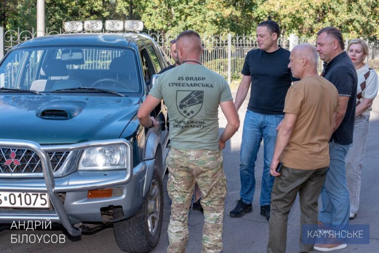gromada-kam-yanskogo-peredala-avtomobil-dlya-vijskovosluzhbovczya-25-yi-okremoyi-sicheslavskoyi-brygady