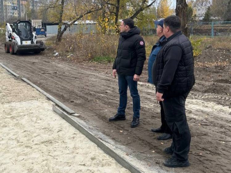 u-kam-yanskomu-zavershuyutsya-roboty-z-onovlennya-trotuariv-i-pishohidnyh-dorizhok-zaplanovani-na-czej-rik