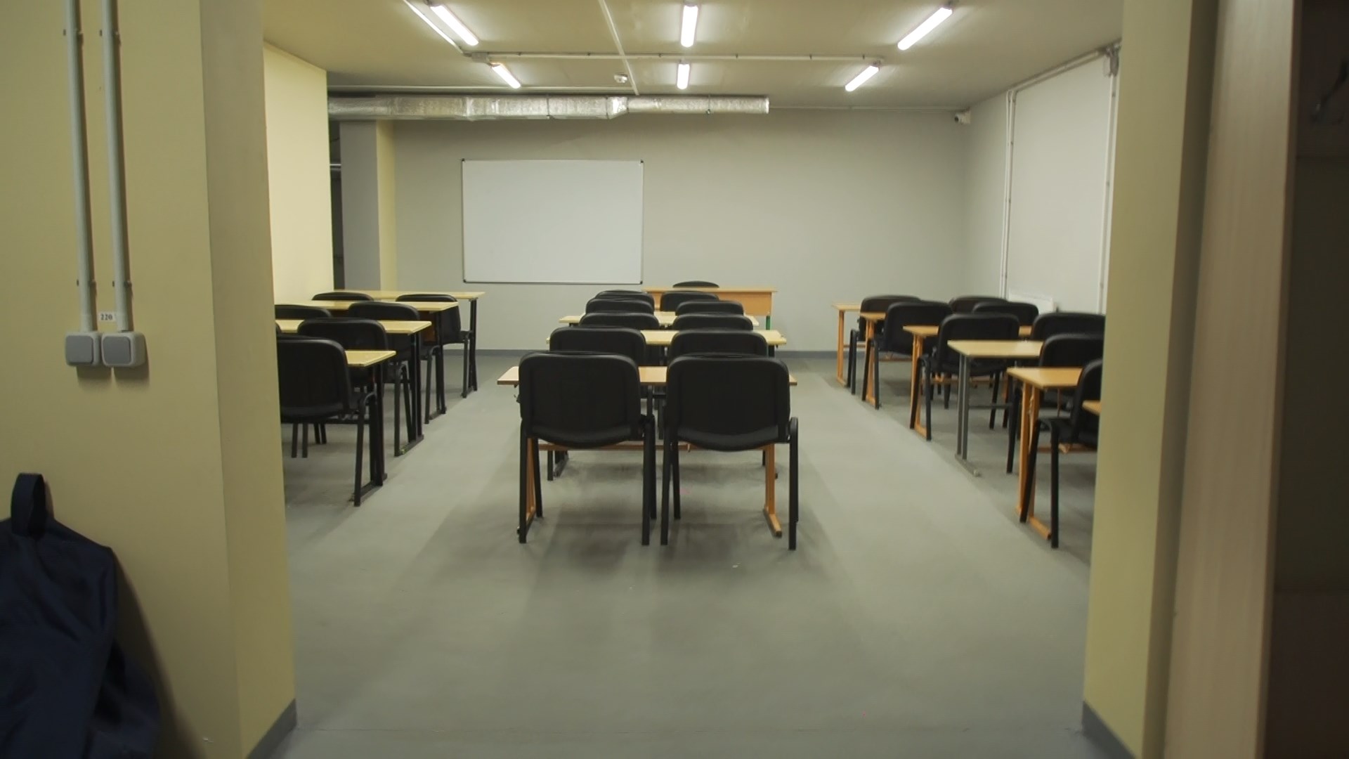 Навчання в укриттях: у Кам'янському одна з гімназій створила спеціально обладнані класні кімнати для учнів, гарантуючи їм захищене середовище для здобуття знань.