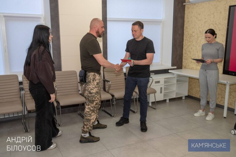 Gromada Kam Yanskogo Peredala Rodynam Vijskovosluzhbovcziv Klyuchi Vid Kvartyr