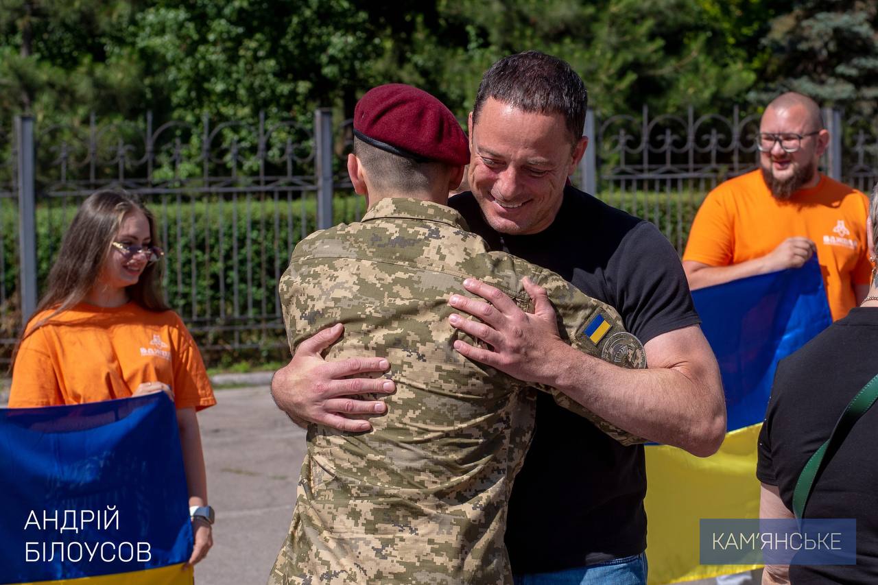 Kam Yanske Zustrichaye Svogo Geroya Dodomu Z Rosijskogo Polonu Poveruvsya Zahysnyk Desantno Shturmovyh Vijsk Zbrojnyh Syl Ukrayiny