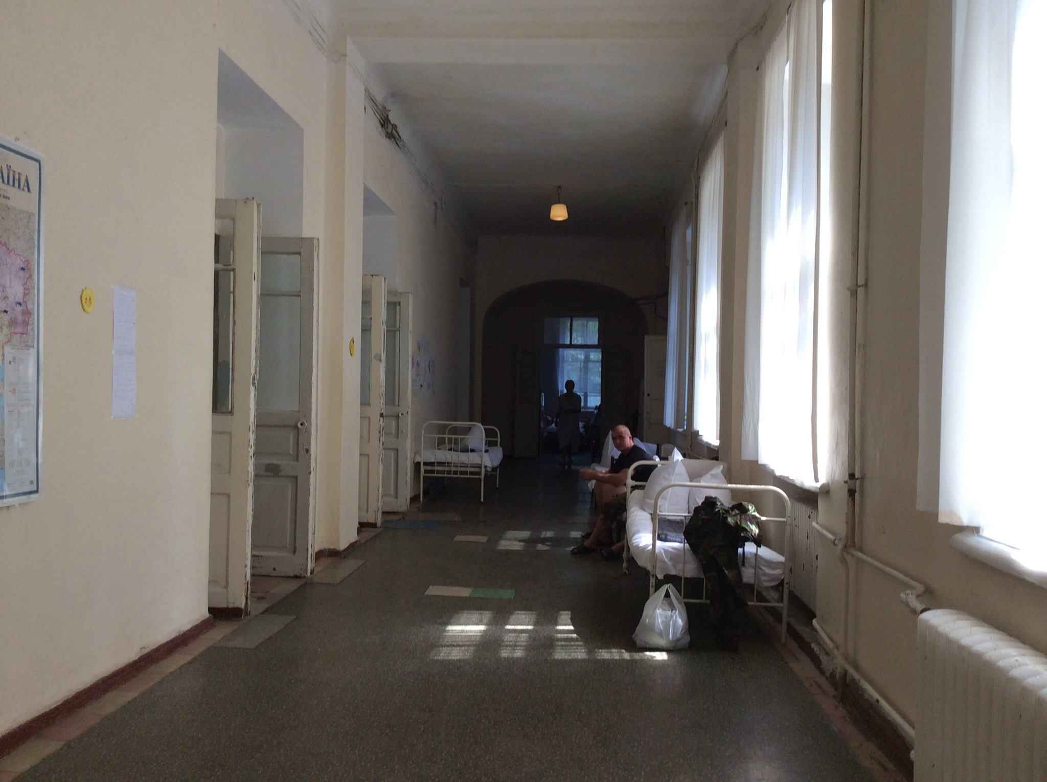 Гуманитарная помощь людям. Надпись поможем вместе. Охрана здоровья военнослужащих. Госпиталю нужна помощь. Надпись поможем вместе.