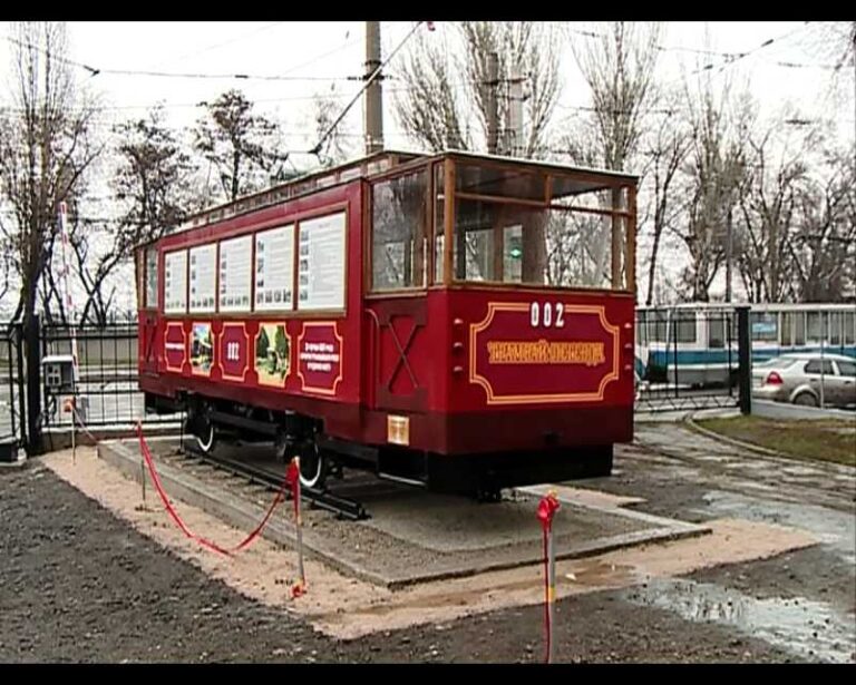 28585