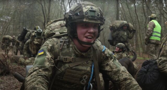 У @35_obrmp добровольці підписали «Контракт 18-24» та проходять «нульовий день» базової загальної підготовки військовослужбовців.

«Рекрутів чекає фізичне навантаження, індивідуальне виховання, топографія, інженерна підготовка і все те, що необхідно на полі бою, щоб не померти, щоб жити і вбивати ворога. Ми пройшли багато від 2014 року, загартувались у боях, і ми зараз передамо весь свій досвід їм», — каже інструктор.

Він знайомить рекрутів з майбутнім тернистим шляхом морського піхотинця.

«Важкувато, звичайно, але це справа воїна. Вона має завжди бути такою», — запевняє один з рекрутів.

«Коли ти сидиш вдома, відчуваєш себе лінивою людиною. А тут ти взяв собі баул, уявив, що ти справжній чоловік і несеш його крізь силу, крізь зуби. Ти його несеш, бо ти справжній чоловік, ти сильний, ти стаєш сильніше і хоробріше», — каже інший новобранець.